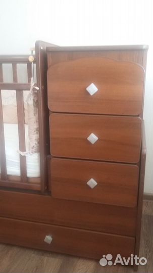 Детская кроватка и комод