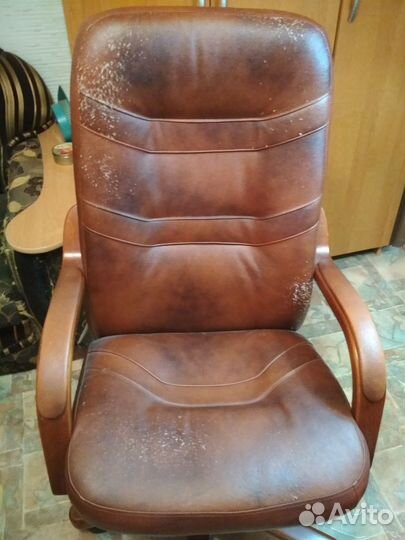 Компьютерный стол, кресло кожаное