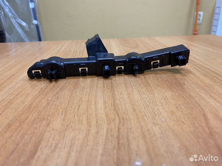 Кронштейн бампера передний левый на Nissan