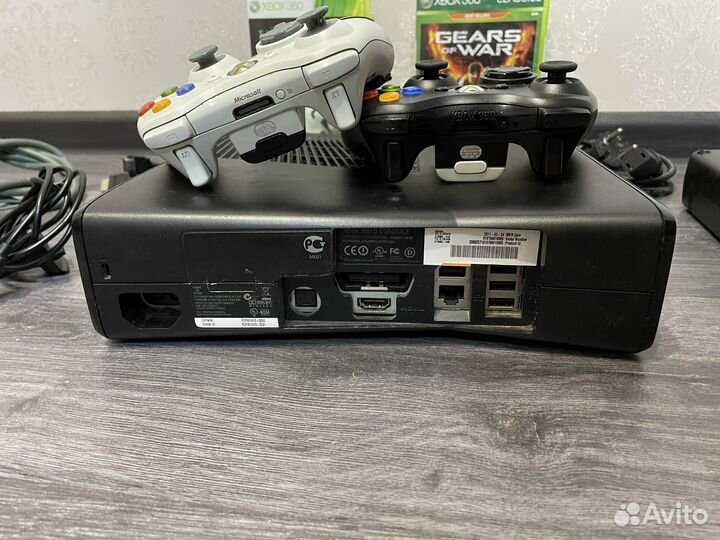Xbox 360 Slim. 2 джоя. Зарядное. 2 диска
