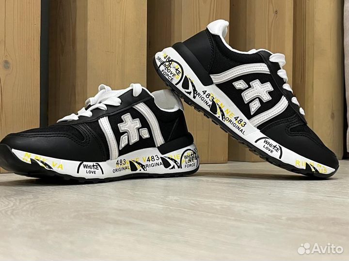 Кроссовки женские