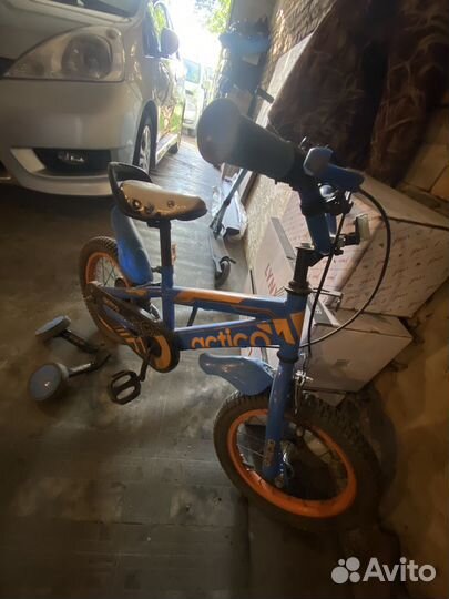 Детский велосипед с дополнительными колесами