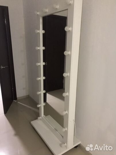 Зеркало,ресепшен-барная стойка,вывеска,пано