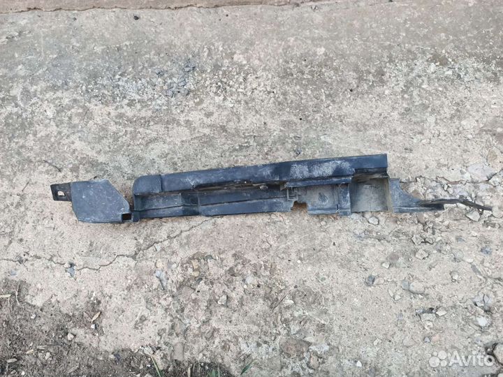 Кронштейн крыла правый Opel Corsa D