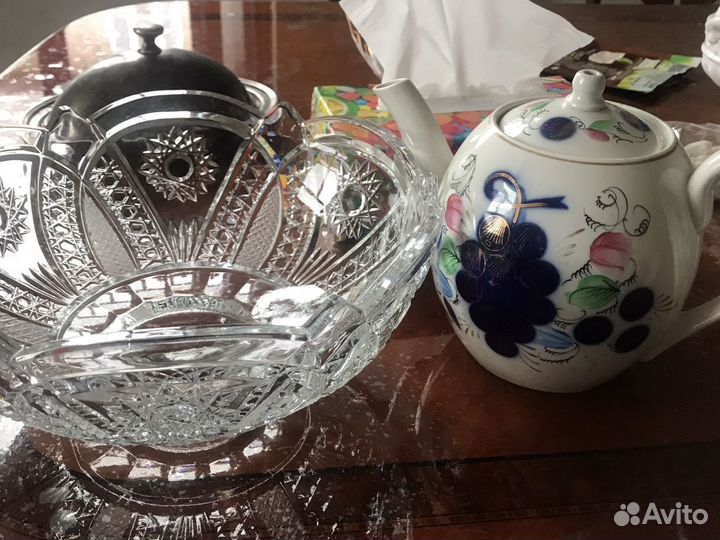 Хрустальная фруктовница и чайник