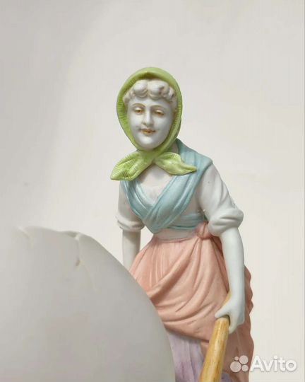 Антикварная фарфоровая статуэтка Яйцо Пасха