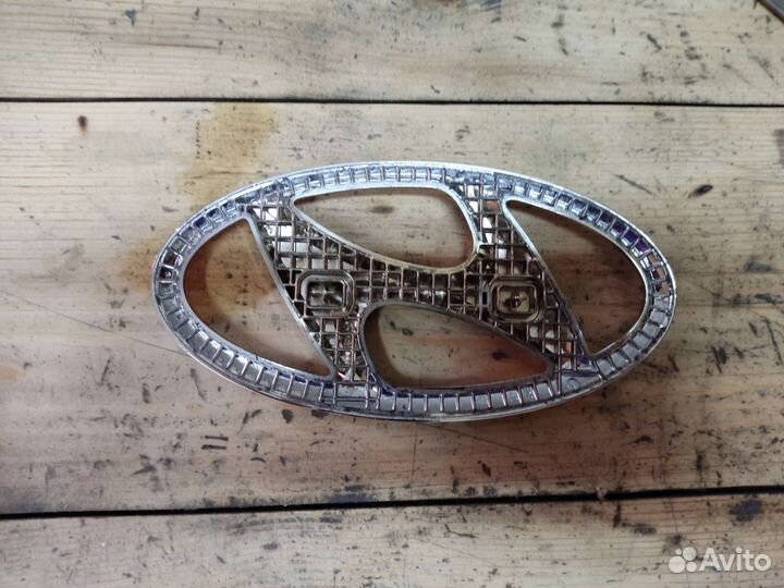 Шильдик hyundai на крышку багажника