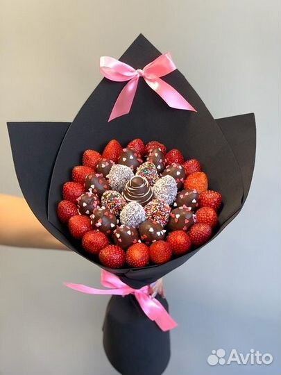 Коробки, букеты с клубникой в шоколаде, с цветами