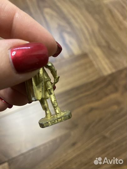 Киндер сюрприз солдатик Мушкетёр 2 золотой