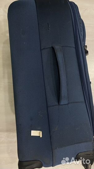 Чемодан летних вещей в не очень хорошем состоянии