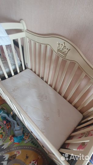 Детская кроватка с маятником и комодом