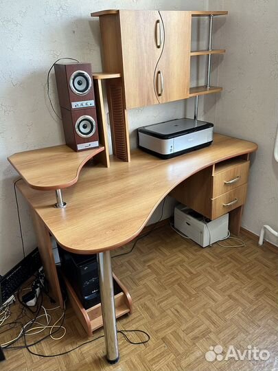 Компьютерный письменный стол в офис в детскую
