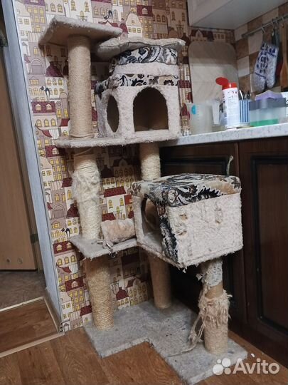 Кошачий домик с когтеточкой