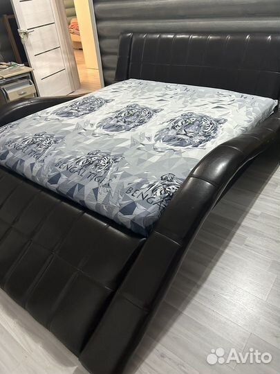 Кровать с матрасом 180х200