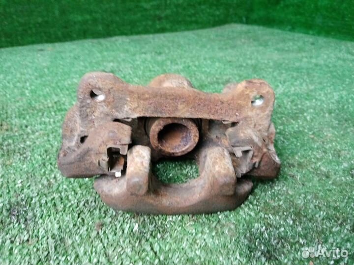 Суппорт тормозной задний правый Toyota Prius NHW20