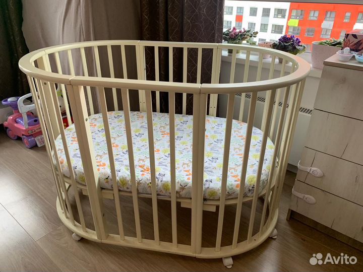 Детская кроватка с маятником