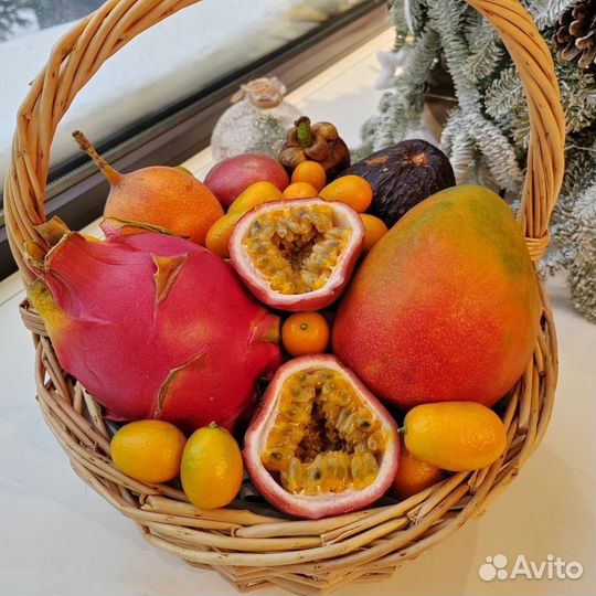 Корзина с экзотическими фруктами Таиланда