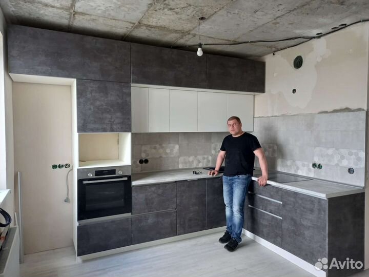 Кухня на заказ с ручкой Gola, двухярусная