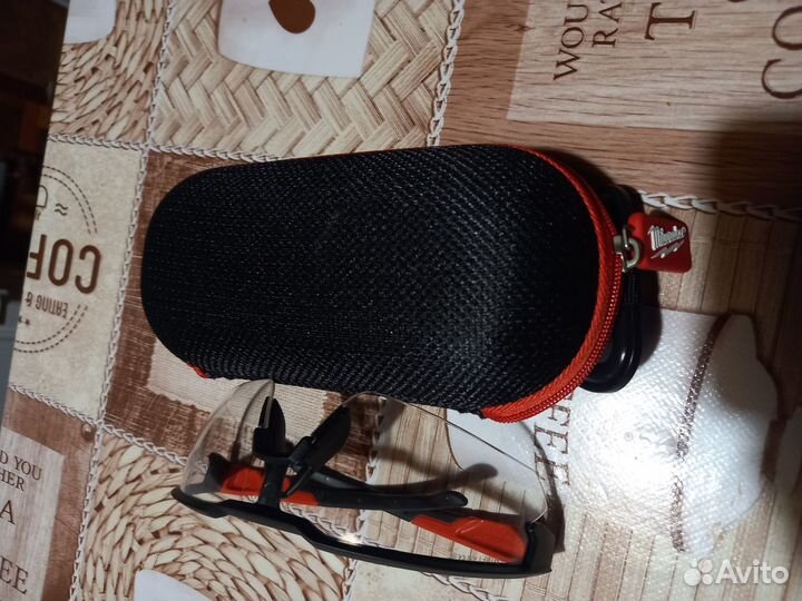 Очки Милуоки в футляре