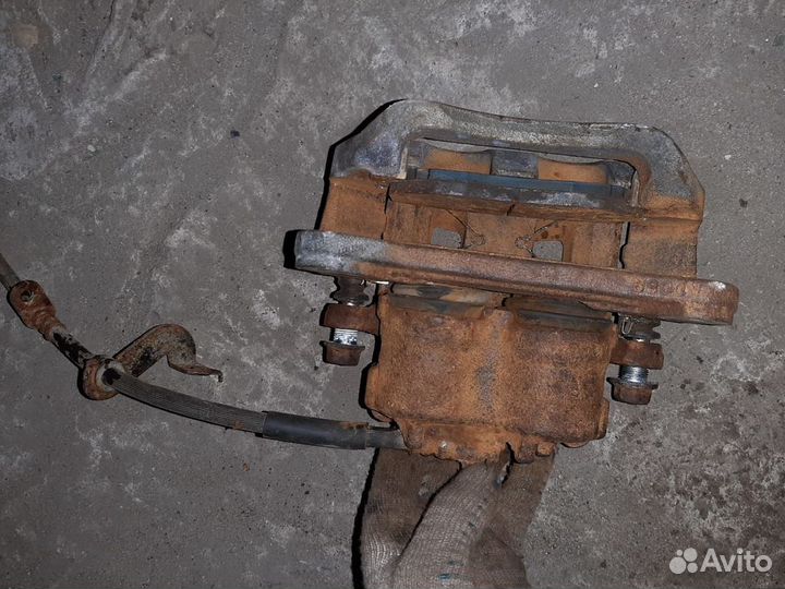 Передний левый суппорт Mitsubishi Pajero Sport 4