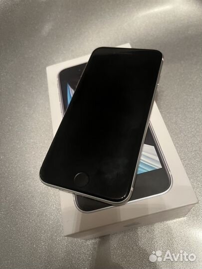 Телефон iPhone se 2020