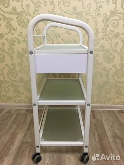 Столик косметолога на колесиках