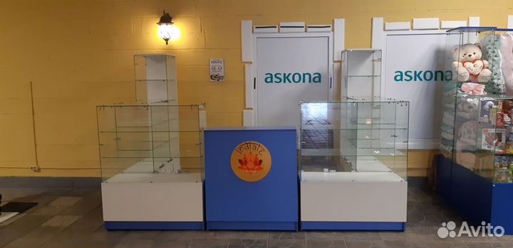 Стеклянный шкаф витрина