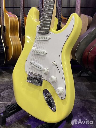 Электрогитара Stratocaster + Комбоусилитель 15вт