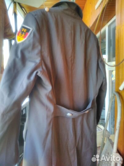 2 кителя немецких 2 костюма английских