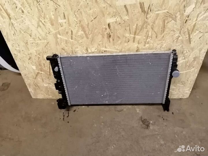 Радиатор охлаждения Volvo XC90 2