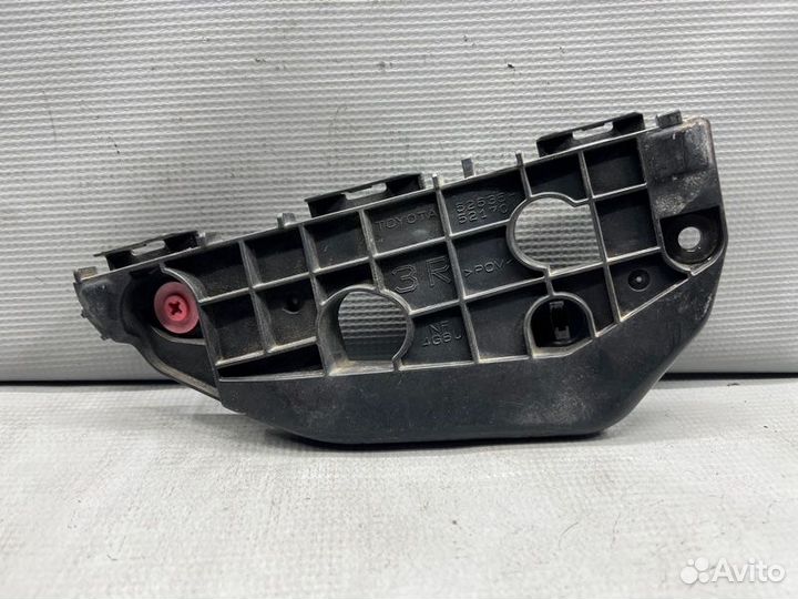 Крепление бампера переднее правое Toyota Porte