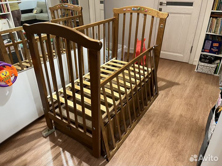 Детская кроватка с маятником и ящиком