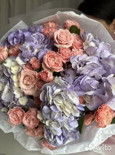 Букет из гортензий и кустовых роз