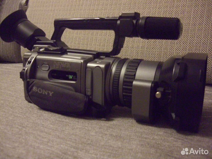 Видеокамера Sony DCR-VX2100E