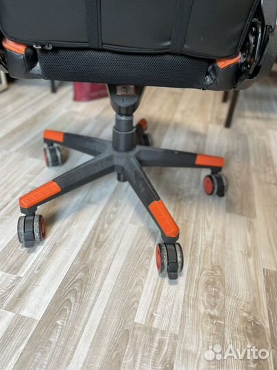 Игровое компьютерное кресло