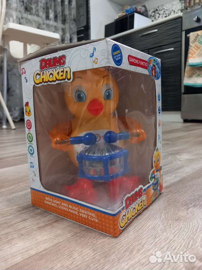 Танцующий поющий цыпленок