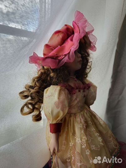 Фарфоровая кукла