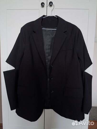 Пиджак с разрезами на рукавах