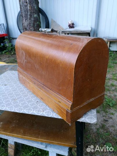 Ручная швейная машинка 1970х годов