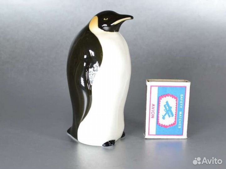 Императорский пингвин фарфоровая статуэтка