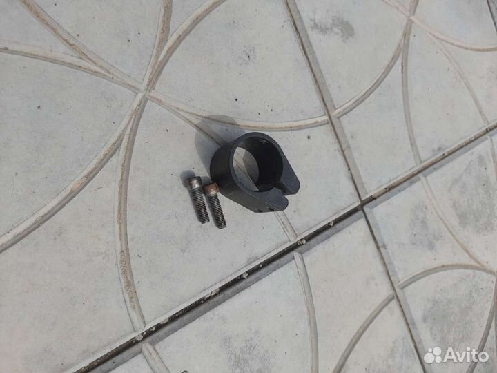 Зажим для трюкового самоката