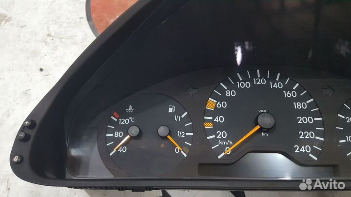 Приборная панель на Mercedes-Benz W208 CLK 200