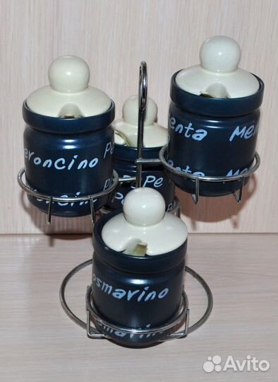 Керамический набор для специй на подставке