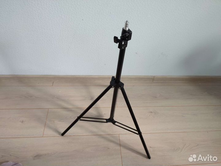 Штатив трипод для кольцевой лампы или фотоаппарата