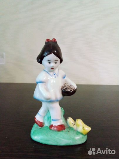 Фарфоровая статуэтка Девочка кормящая цыплят