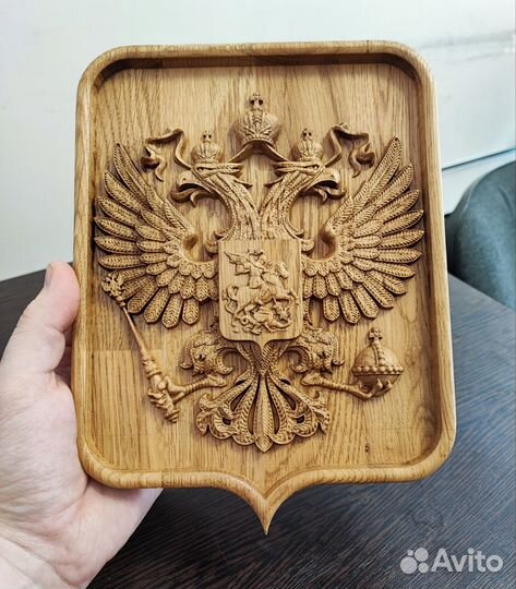 Герб России из дуба
