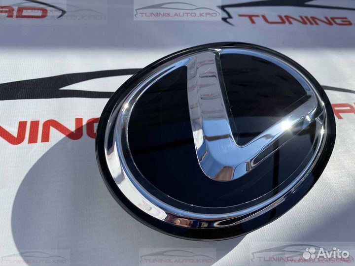 Эмблемма в решетку радиатора Lexus LX 570