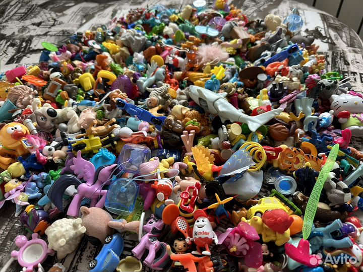 Игрушки из «Киндер сюрприз» пакетом 5 кг