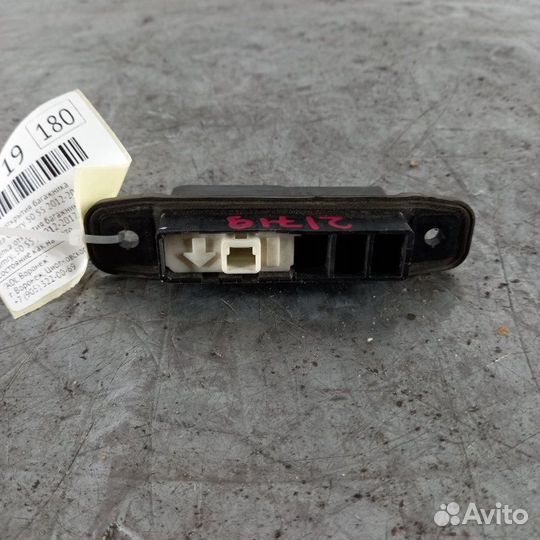 Кнопка открытия багажника Toyota Camry 50 55