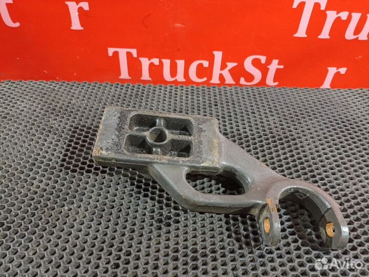 Кронштейн амортизатора переднего левый